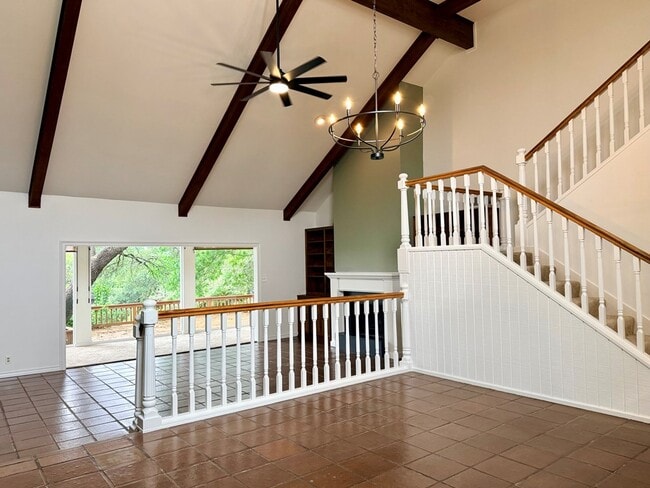 Building Photo - 511 Fairway Dr