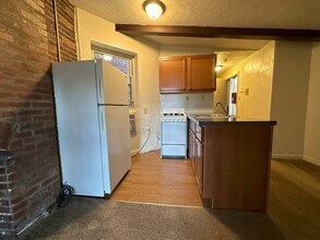 Building Photo - Bright 2BR in Oakland - Close to the University of Pittsburgh! Air Conditioning & On-site Laundry...