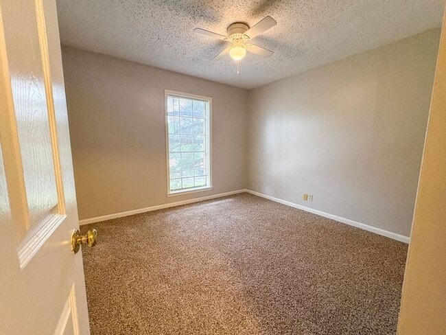 Building Photo - 3 Bedroom 2 Bath *Upstairs* Apartment in S...