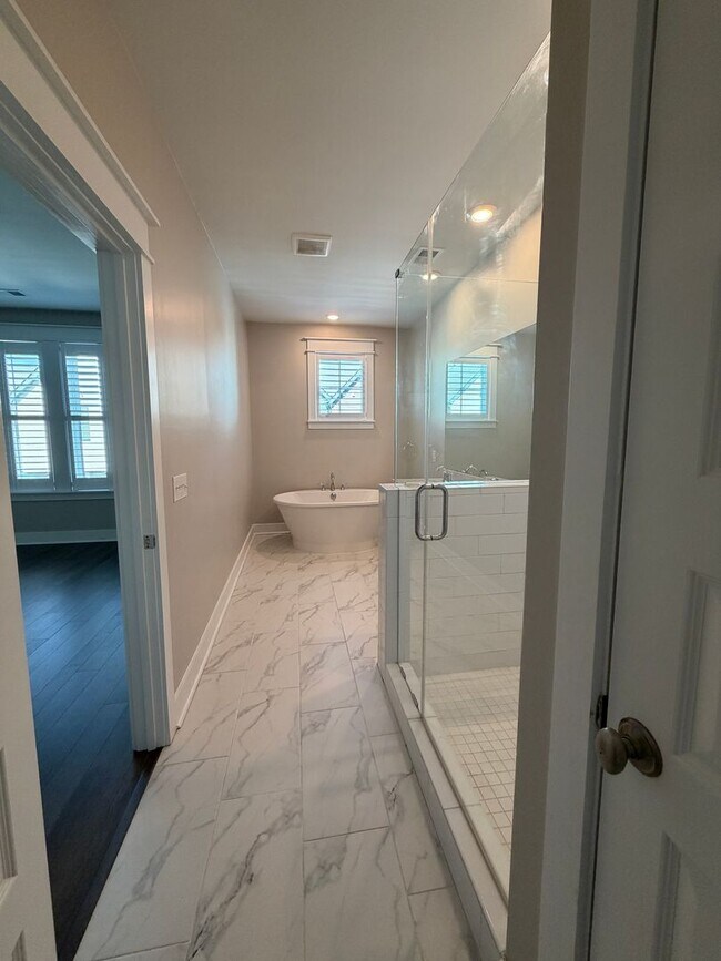 Building Photo - Midtown Townhouse