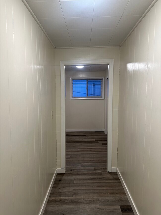 Entry-looking into bdrm - 231 NE 10th St