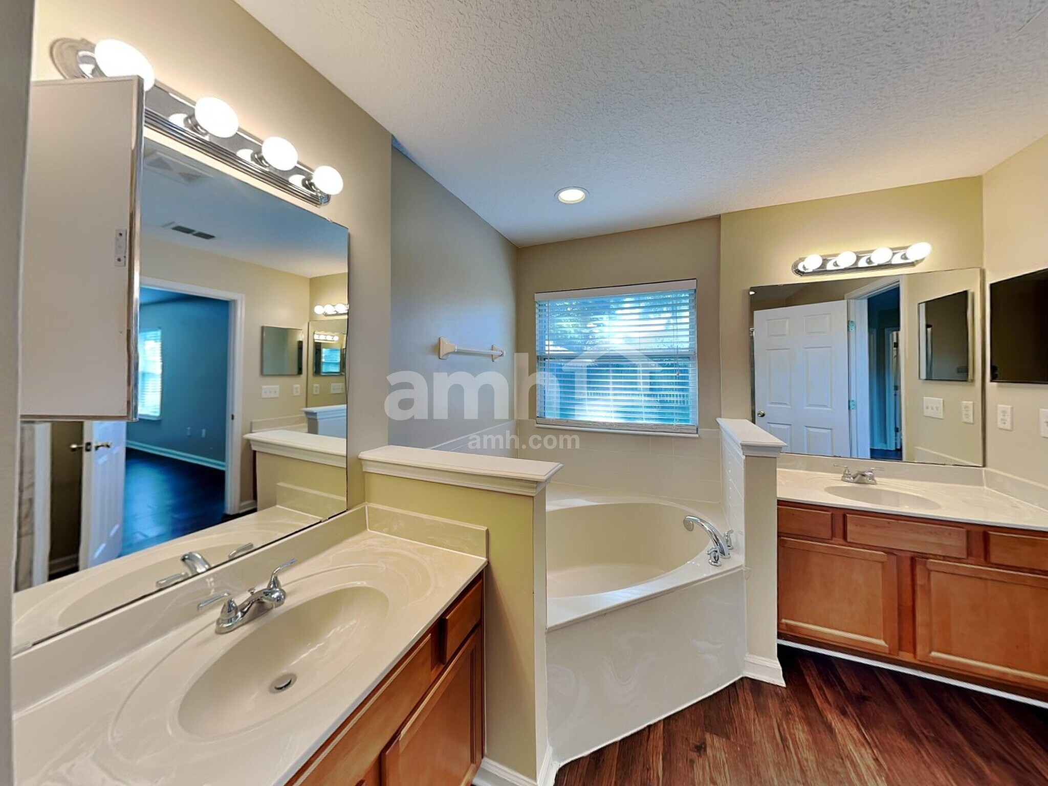 Building Photo - 9422 Daniels Mill Dr