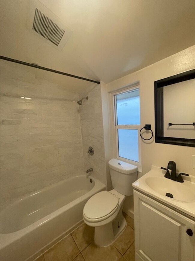 Building Photo - 1/2 Off First Month's Rent, 3Bdrm, 1Bath