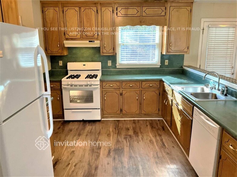 Building Photo - 825 Rambling Rose Ct NW