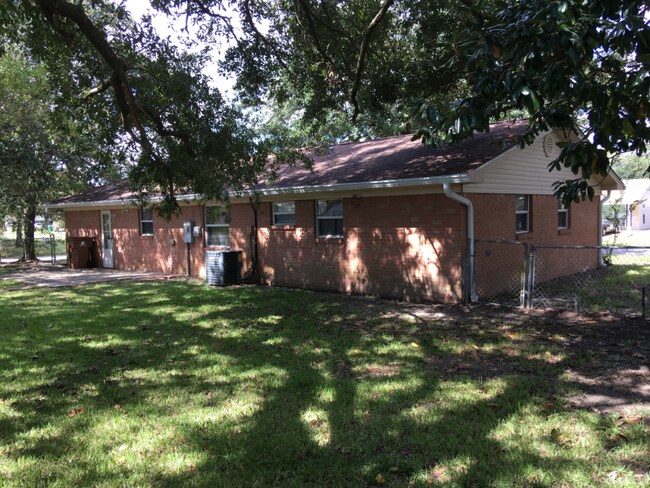 Building Photo - 659 Meadow Dr