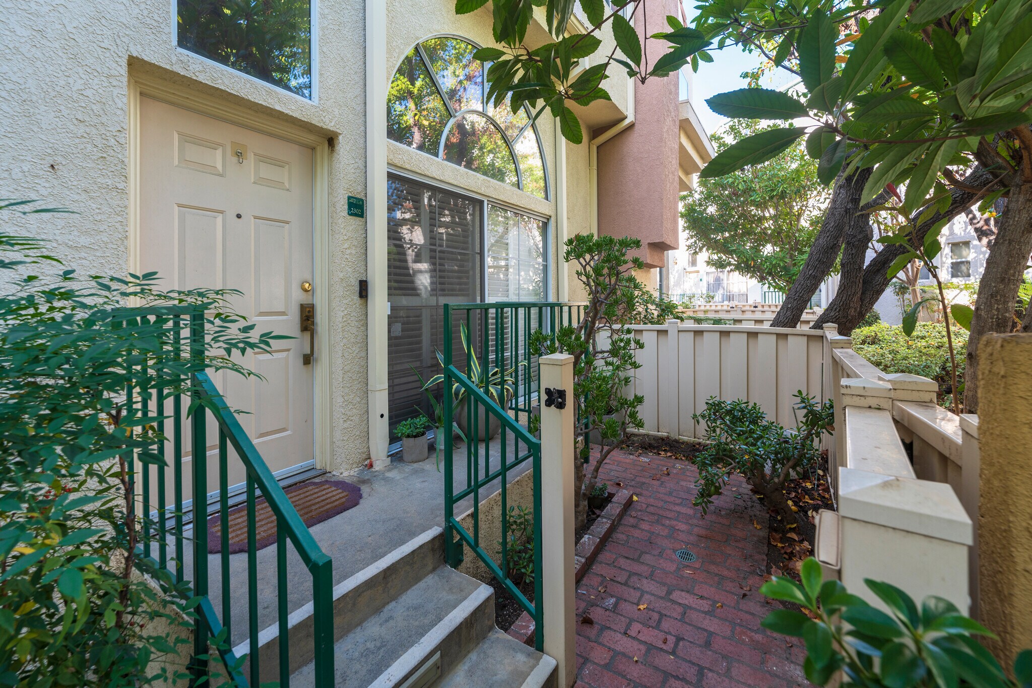 Building Photo - 5455 Sylmar Ave