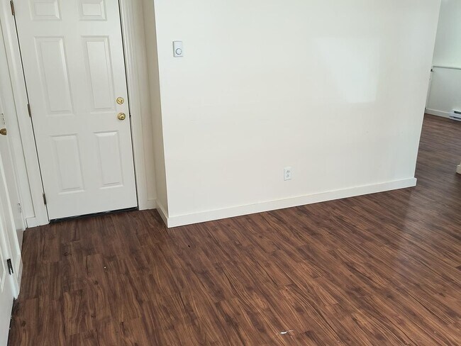 Building Photo - 8 Renarl Ave