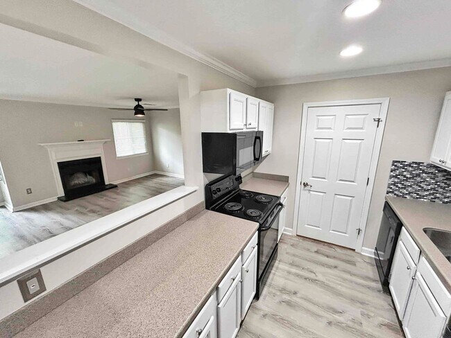 Building Photo - Charming 1 BR/1 BA Condo in Gated Sandy Sp...