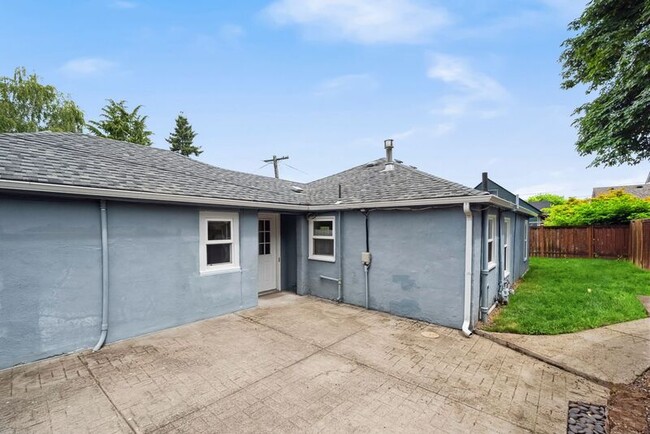 Building Photo - 6310 NE Skidmore St