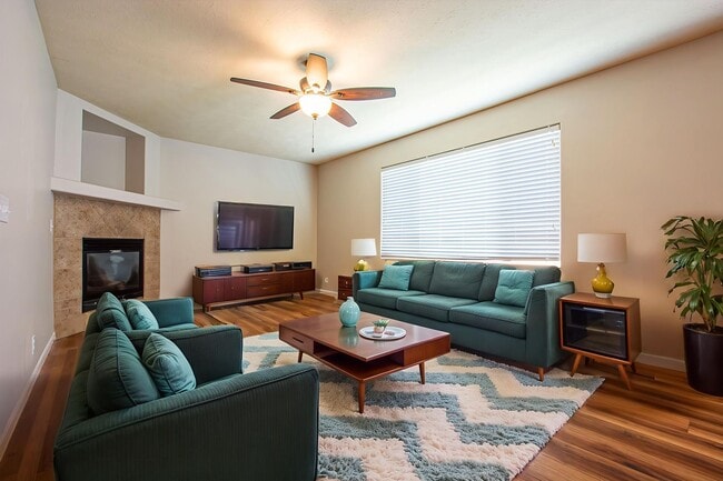 Building Photo - Extremely Spacious 3 Bedroom / 2.5 Bath Home in Bellevue!