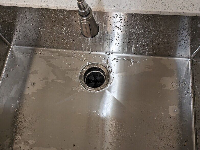 Kitchen sink - 11512 Ohio Ave