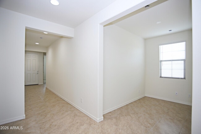 Building Photo - 815 W Finch Dr