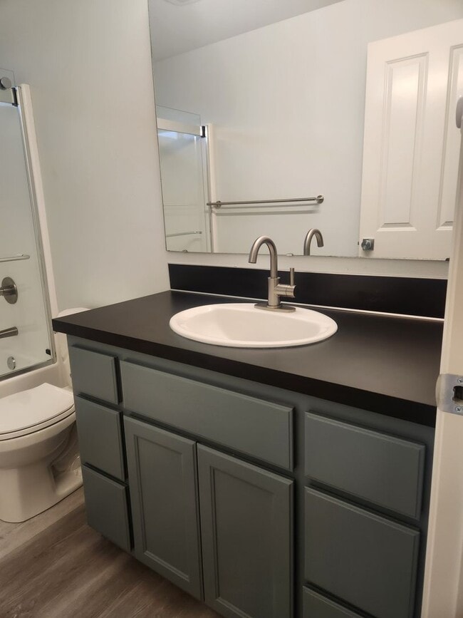 Building Photo - 3 Bedroom Campus Duplex!