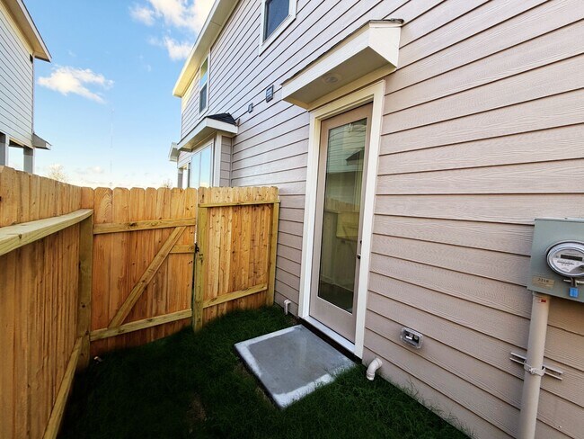 Building Photo - 2218 Via Vicky Rd