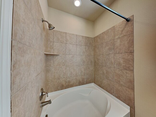 Building Photo - 950 Henderson St