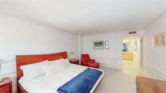 Building Photo - 1149 Hillsboro Mile