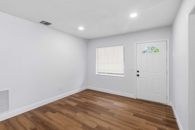 Building Photo - Beautifully Renovated 3/1 Home with Modern Finishes