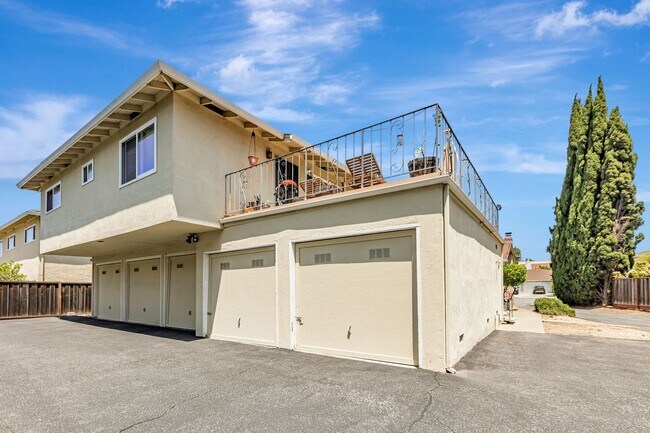 Building Photo - Ground Level Front Unit with 2 Car Garage