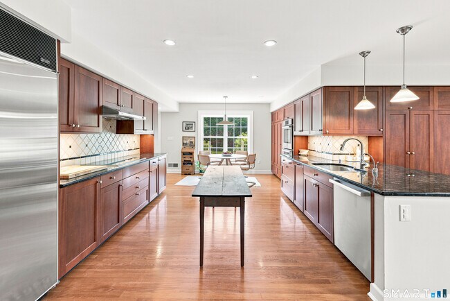 Building Photo - 11 Belaire Dr