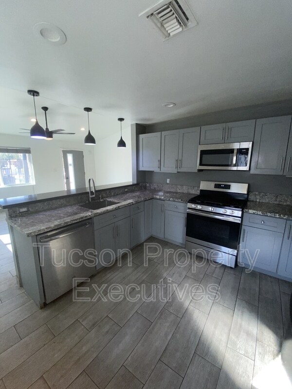 Building Photo - 1421 E Drachman St