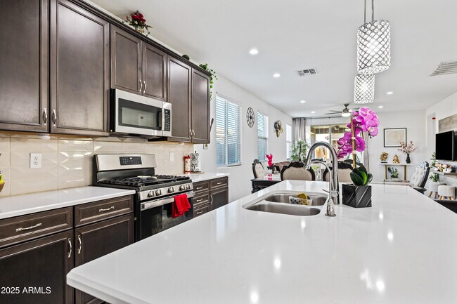 Building Photo - 10829 W Hadley St