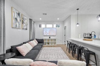 Building Photo - 275 Gateway Dr