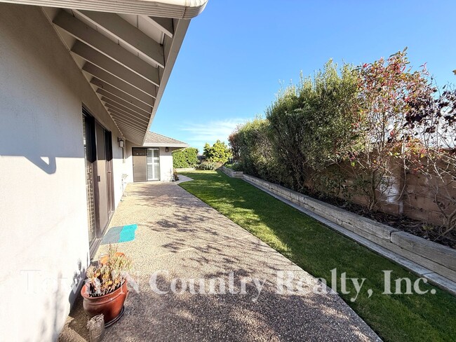 Building Photo - 1198 Loyola Dr