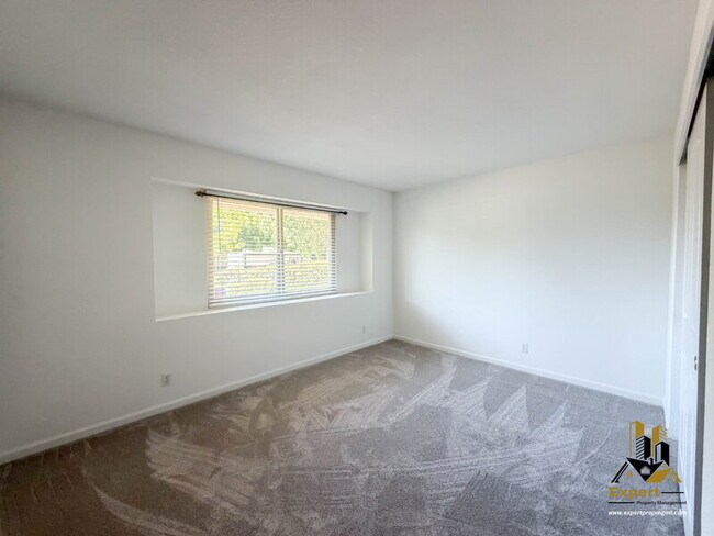 Building Photo - 5620 Greenacres Way