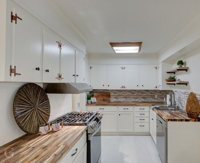 Building Photo - 9478 Poinsettia Dr