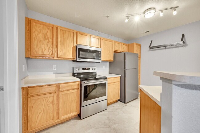 Building Photo - $1,650- 1 Bed, 1 Bath Condo in Aurora with...