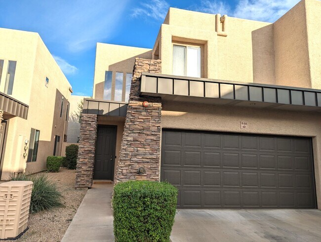 Primary Photo - 2241 E Pinchot Ave