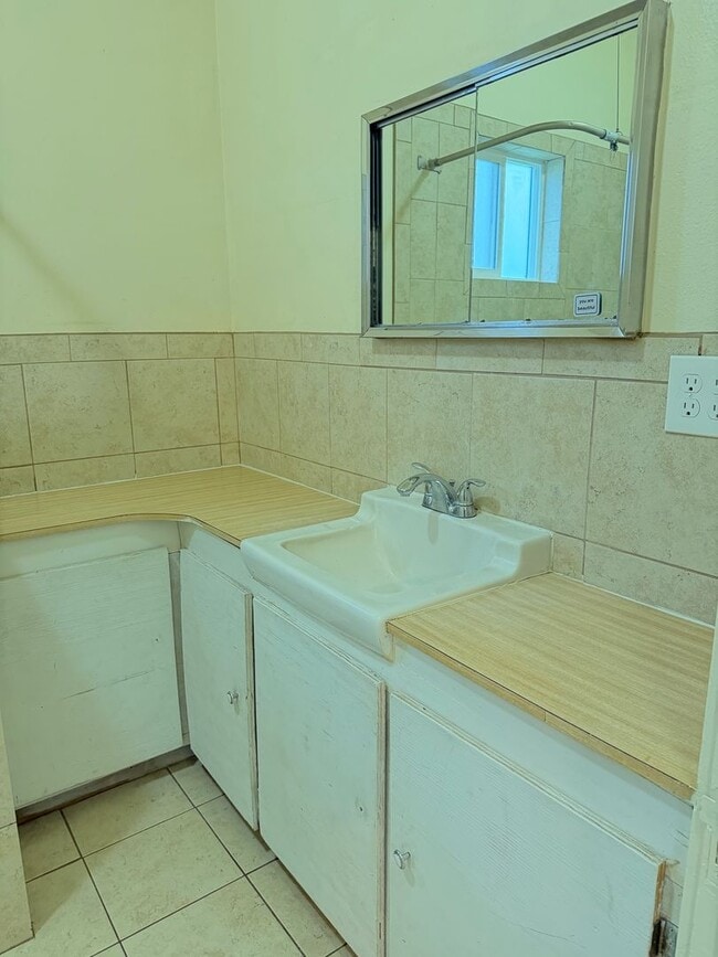 Building Photo - Large 2 bedroom 1 bath with bonus room