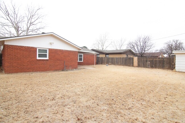 Building Photo - 3 bed 2 bath 1 car garage