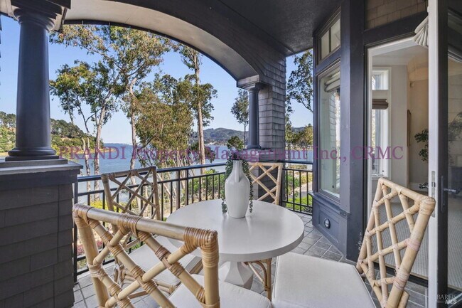 Building Photo - Luxury Townhome on Exclusive De Silva Island!