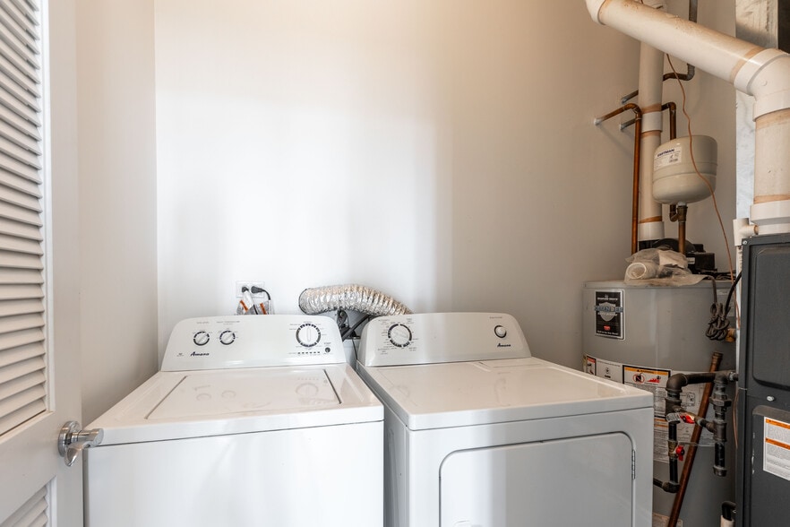 Building Photo - 2700 W North Ave