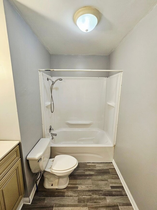 Building Photo - Renovated 2BR/1BA Home