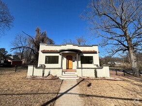 Building Photo - 1504 W. 22nd Street | 3 Bedrooms | 2 Bathr...