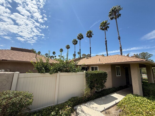 Building Photo - Charming 2 Bedroom Condo for Rent in Newhall!