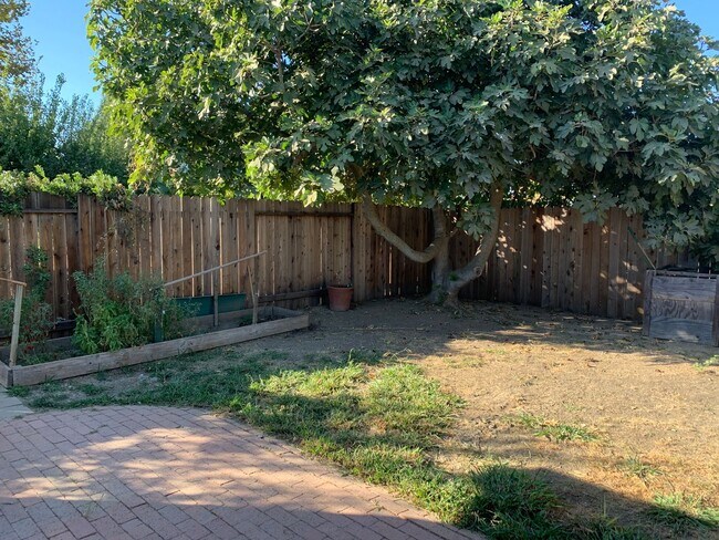Building Photo - Charming 2/1 Duplex With Access To The Cou...
