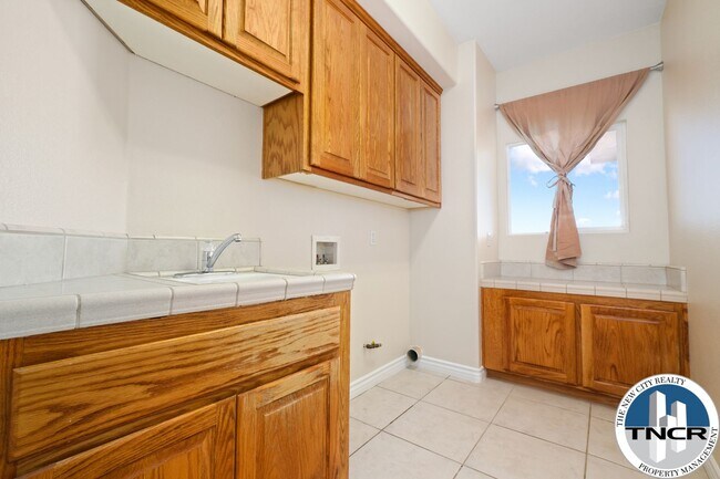 Building Photo - Gorgeous 4 Bedroom | 3.5 Bath