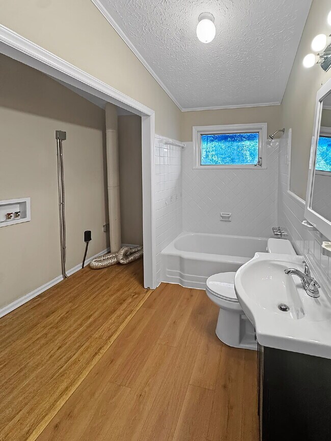 Building Photo - Newly Remodeled Home in the Heart of Gainesville – Available Now!