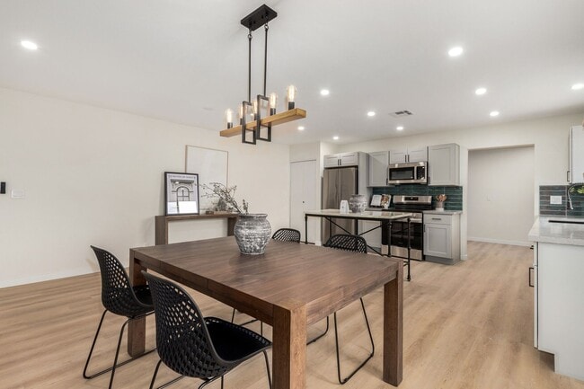 Building Photo - Fully Remodeled 4-Bedroom Home in Prime Gi...