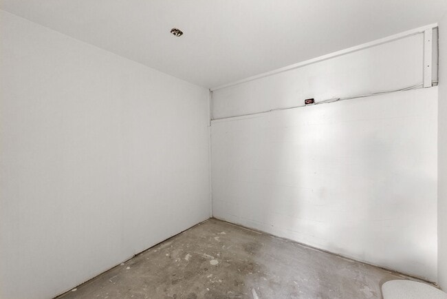 Building Photo - Peaceful Lakefront Living in Kirkland