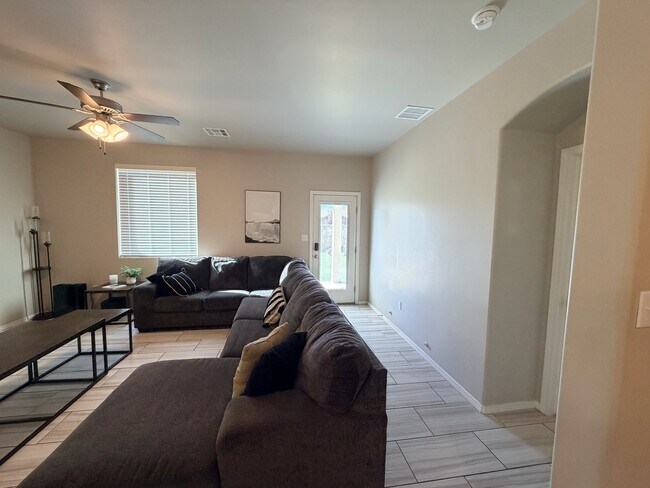 Building Photo - 1418 Santa Thomas St