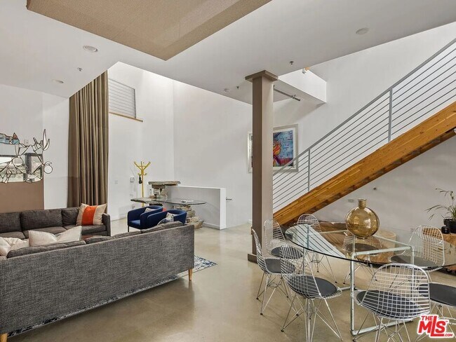 Building Photo - 815 Hampton Dr