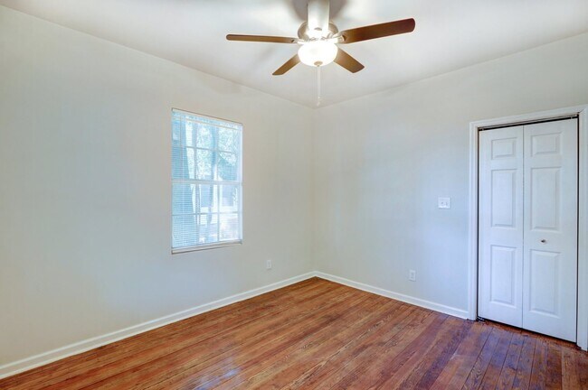 Building Photo - Single family house - within walking dista...
