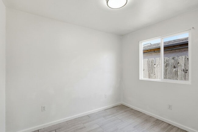 Building Photo - Adorable 2BR Property with Yard