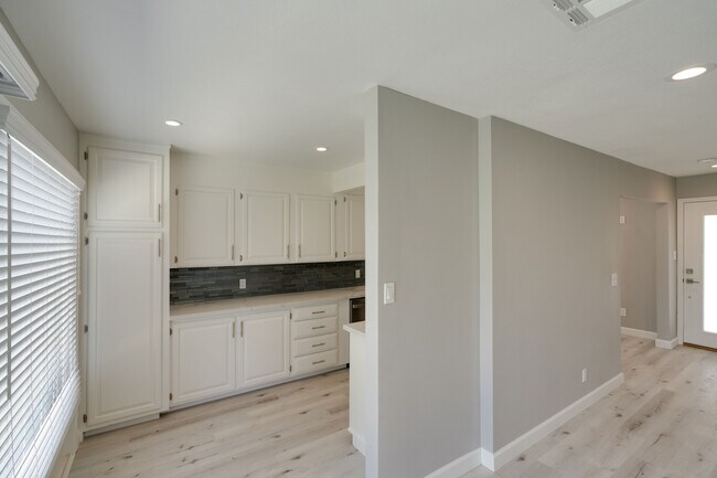 Building Photo - 405 S Fernwood Cir