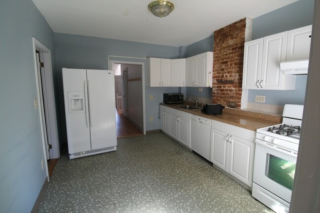 Building Photo - 204 River St