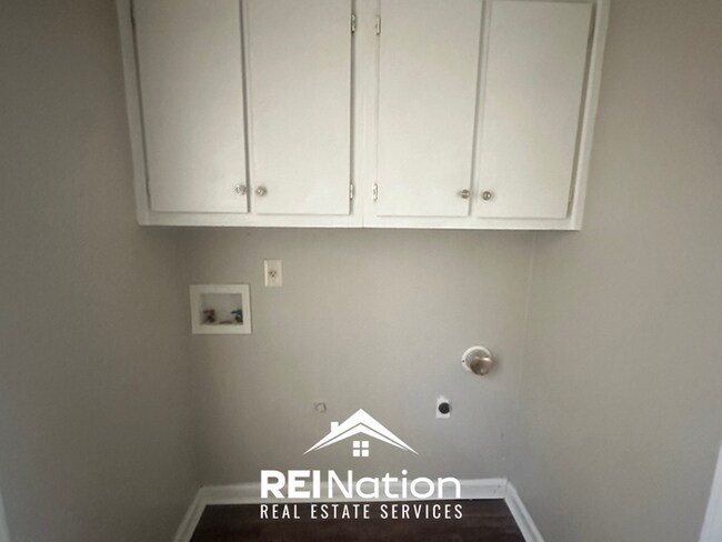 Building Photo - CORDOVA SHOWSTOPPER! Massive 4BR/3BA w/ Deck, Detached Garage & Porch!